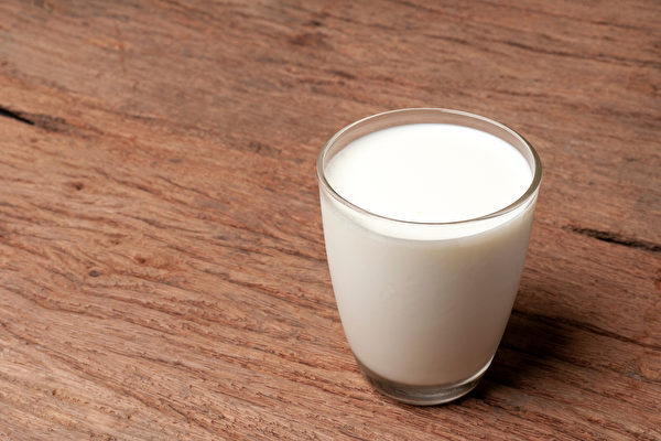 鲜奶、保久乳的营养都一样，但制程差异让保久乳多了保存优势。(Shutterstock)