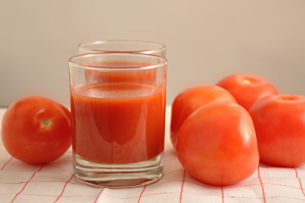 番茄汁富含番茄红素，有抗老化、抗癌防癌、保护心血管等好处。(Shutterstock)