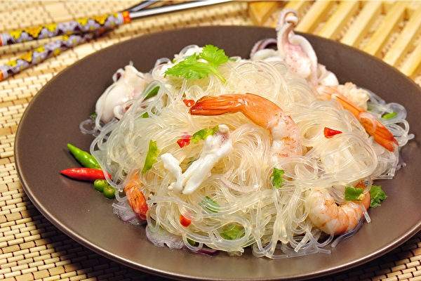 凉拌冬粉搭配蔬菜、鱼贝类或肉类,就是一道营养丰富又具饱足感的料理。(Shutterstock)