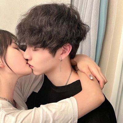 亲亲系情侣头像(图1)