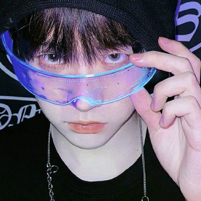 相爱是两人的天才地久，相思却是一个人的地老天荒。(图1)