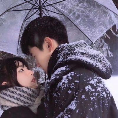 ins情侣头像一对两张/该释怀就释怀 没有人会一直原地踏步(图2)