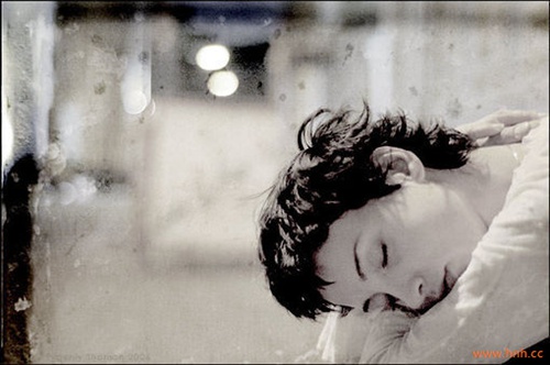 琴声转离灵魂 夜深人静花落满地