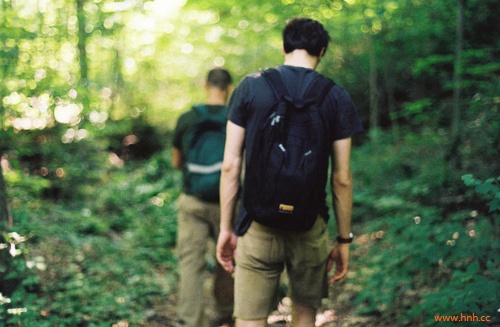 让我们一起前进 不要回头 假装我们从未爱过 让我们一起前进 不要回头 假装我们从未爱过