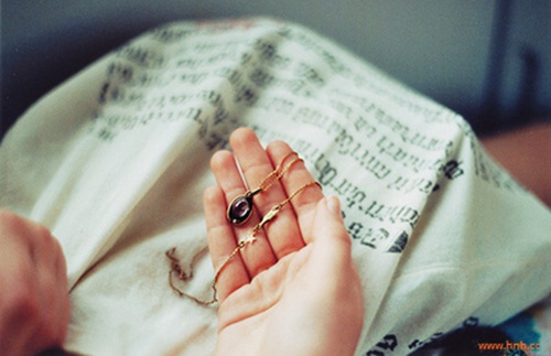 让我们一起前进 不要回头 假装我们从未爱过 让我们一起前进 不要回头 假装我们从未爱过