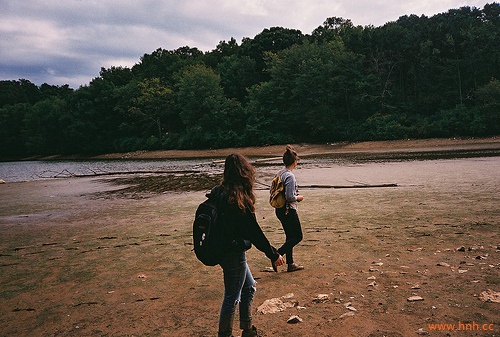让我们一起前进 不要回头 假装我们从未爱过 让我们一起前进 不要回头 假装我们从未爱过
