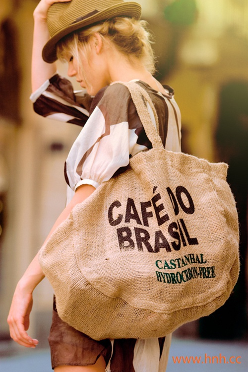 让我们一起前进 不要回头 假装我们从未爱过 让我们一起前进 不要回头 假装我们从未爱过