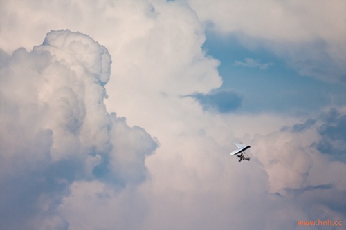 让我们一起前进 不要回头 假装我们从未爱过 让我们一起前进 不要回头 假装我们从未爱过