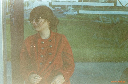 让我们一起前进 不要回头 假装我们从未爱过 让我们一起前进 不要回头 假装我们从未爱过