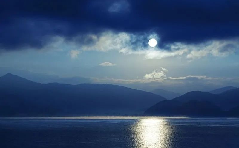 描写清晨、黄昏 、月色和星空的好词好句好段(图3) 图片