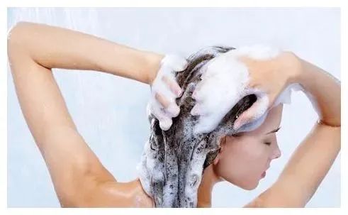 【生活常识】洗澡用香皂和沐浴露哪个更好？(图1)