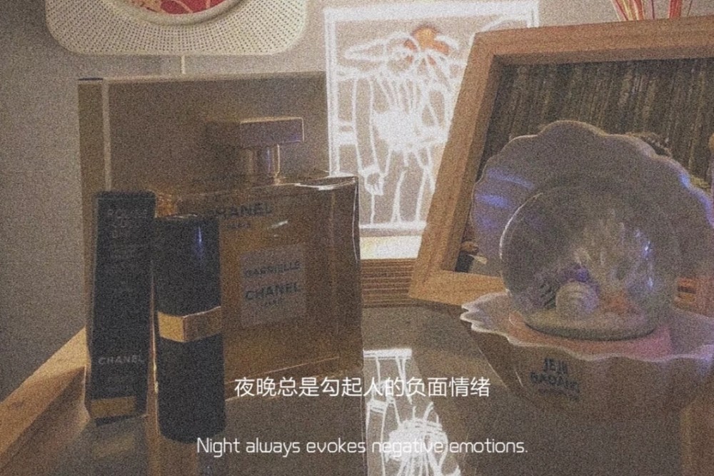 文案："被你捧成神的人，不会喜欢尘埃里的你"