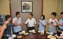 职场新人如何参加单位饭局？不懂规矩被敲打，高人都懂10个礼数