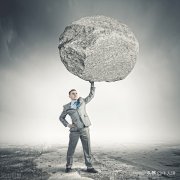 职场中，如何与强势的人相处？光靠顺从只有被欺负的份，该这么做