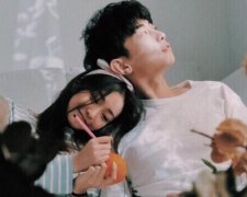 最新的qq情侣个性签名一对暖心幸福  一人与我执手共白头 幸福相拥