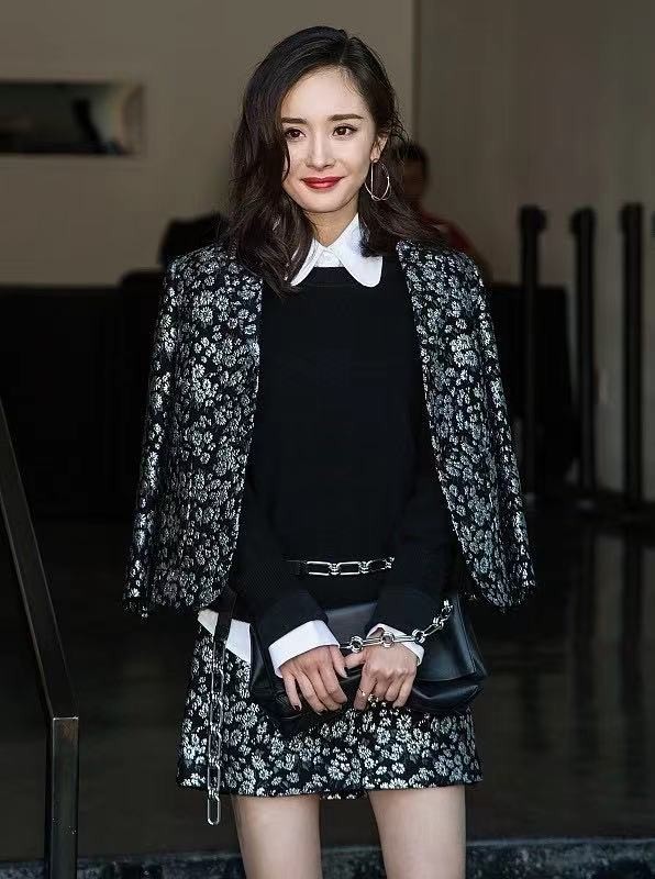 被杨幂的气质折服，在国外和超模同台都不输，​穿职场风有高级范