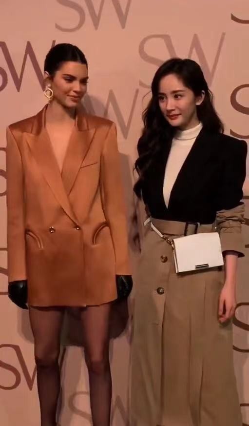 被杨幂的气质折服，在国外和超模同台都不输，​穿职场风有高级范