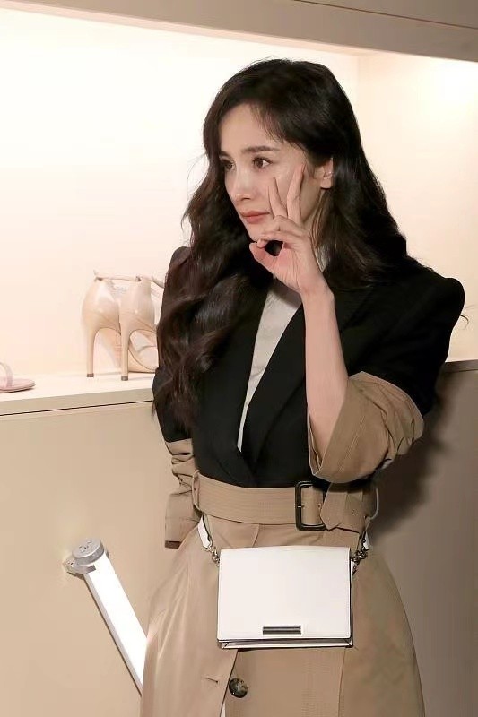 被杨幂的气质折服，在国外和超模同台都不输，​穿职场风有高级范