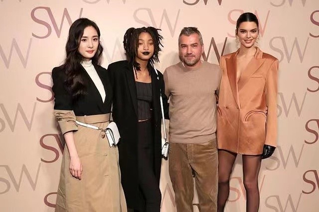 被杨幂的气质折服，在国外和超模同台都不输，​穿职场风有高级范