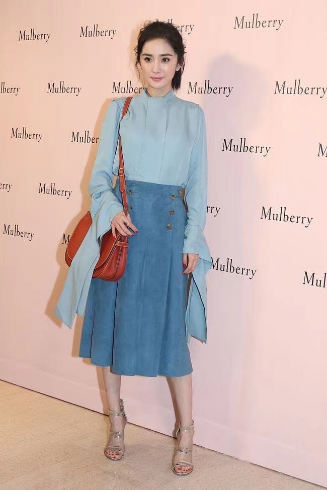 被杨幂的气质折服，在国外和超模同台都不输，​穿职场风有高级范