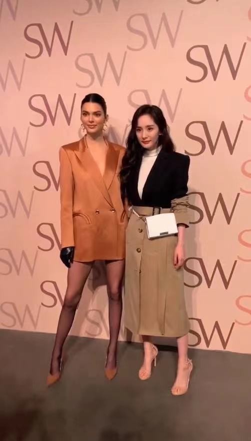 被杨幂的气质折服，在国外和超模同台都不输，​穿职场风有高级范