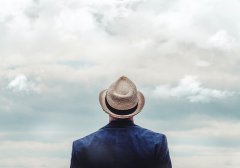 活得像云一般自由！ 所有关于爱的奉献，都不能让心有所罣碍