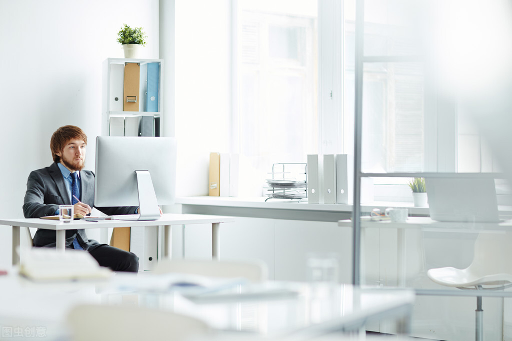 在职场，当你没有任何后盾的时候，唯有自强